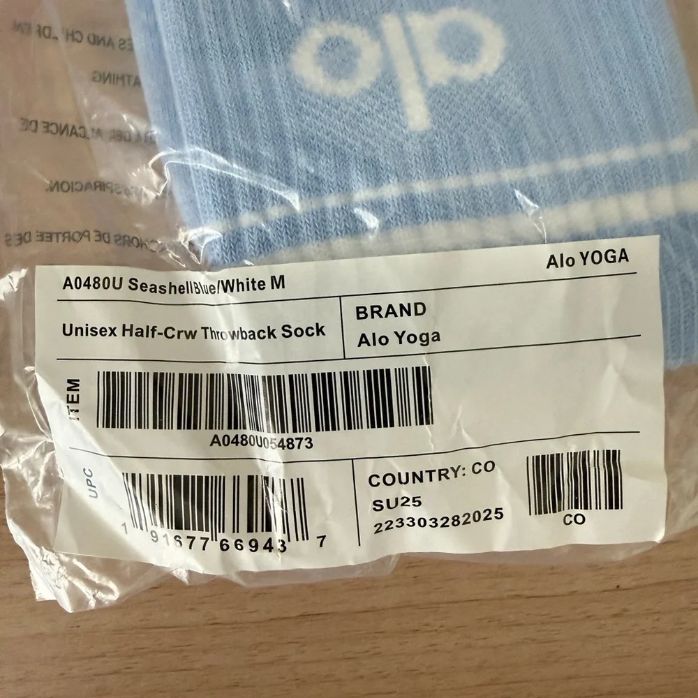 ALO Yoga Seashell Blue Half-Crew Socks with White Logo size Medium